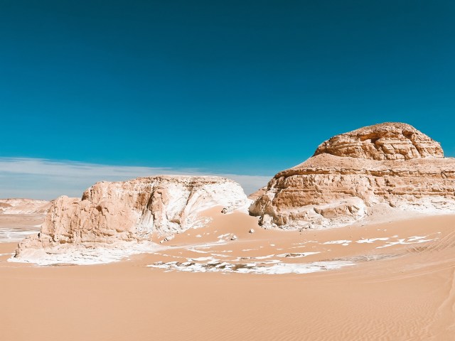 Exploring Egypts Black and White Deserts: A Unique Natural Wonder