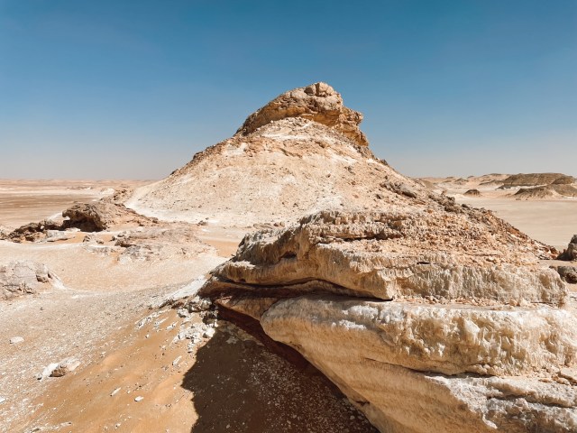 Exploring Egypts Black and White Deserts: A Unique Natural Wonder